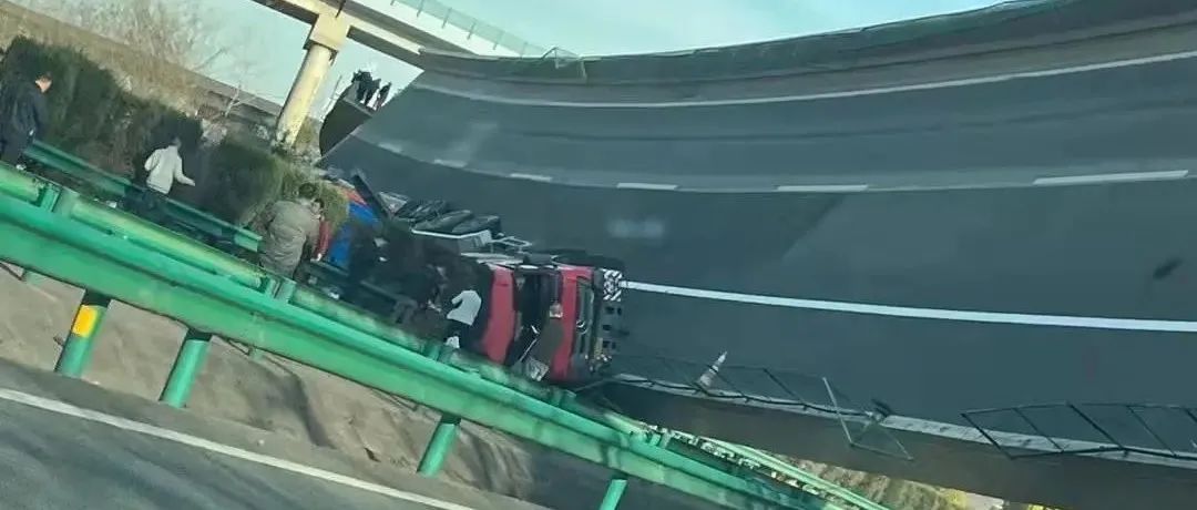 突发！湖北一高速匝道发生桥梁侧翻，已致3人死亡