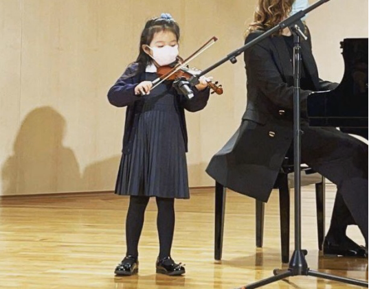 霍启刚晒4岁女儿照片，上台拉小提琴丝毫不怯场，眉眼神似郭晶晶