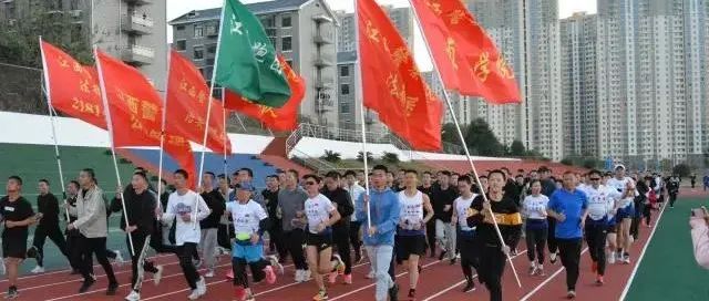 胡朗民书记向“江警跑团”授旗