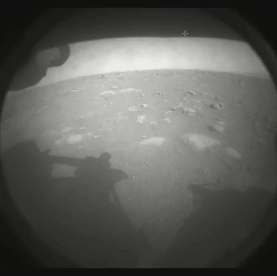 刚刚，NASA“毅力号”登陆火星，传回首张火星照片！