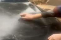 父亲用钢丝球洗车… 儿子的反应获网友爆赞！