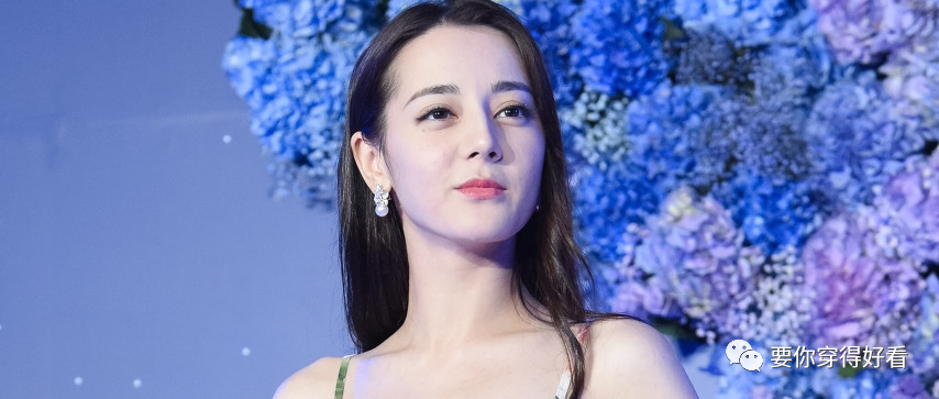 迪丽热巴身穿丑裙子却反转美成小仙女，“S”型身材性感十足