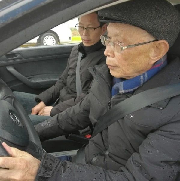 湖北82岁老人驾考1次过，3科满分！