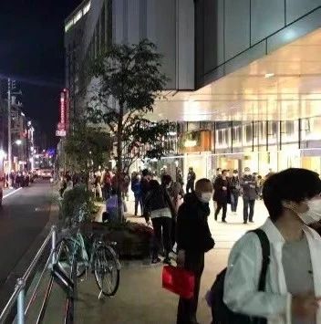 在日本的中国人冲击阿迪达斯门店，警察都出动了？真能编！