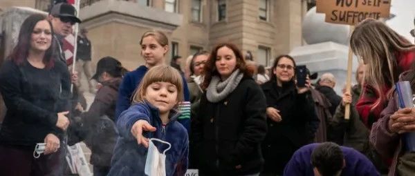 集体烧口罩……这一次，美国抗议者们叫上了孩子
