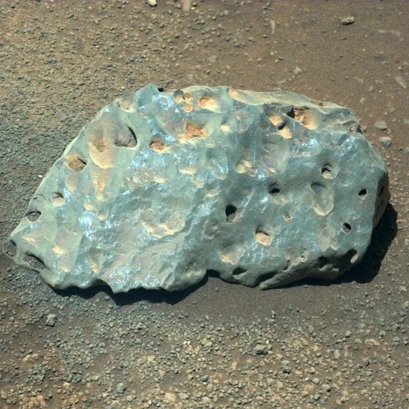 毅力号在火星上拍摄到一块怪石