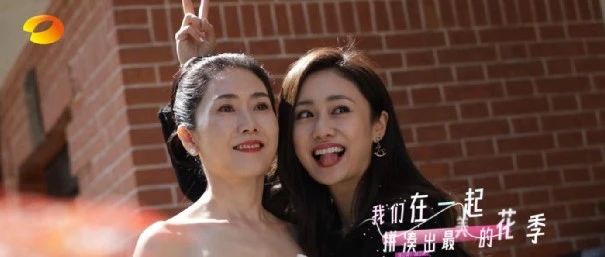 亲眼看到妈妈穿婚纱，那一刻真的太美