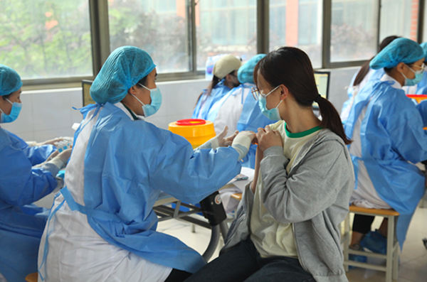 应接尽接，共筑免疫屏障——山东医专组织师生集中进行新冠病毒疫苗接种