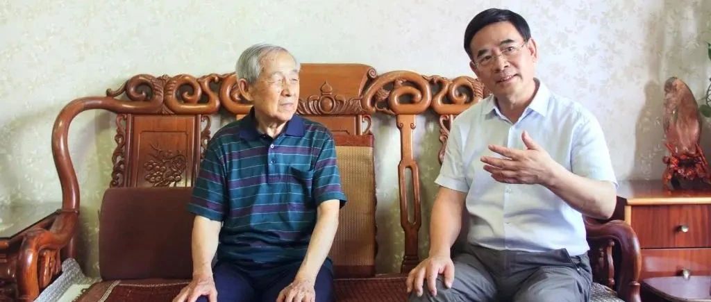 校领导“七一”慰问老党员并为“光荣在党50年” 老党员颁发纪念章