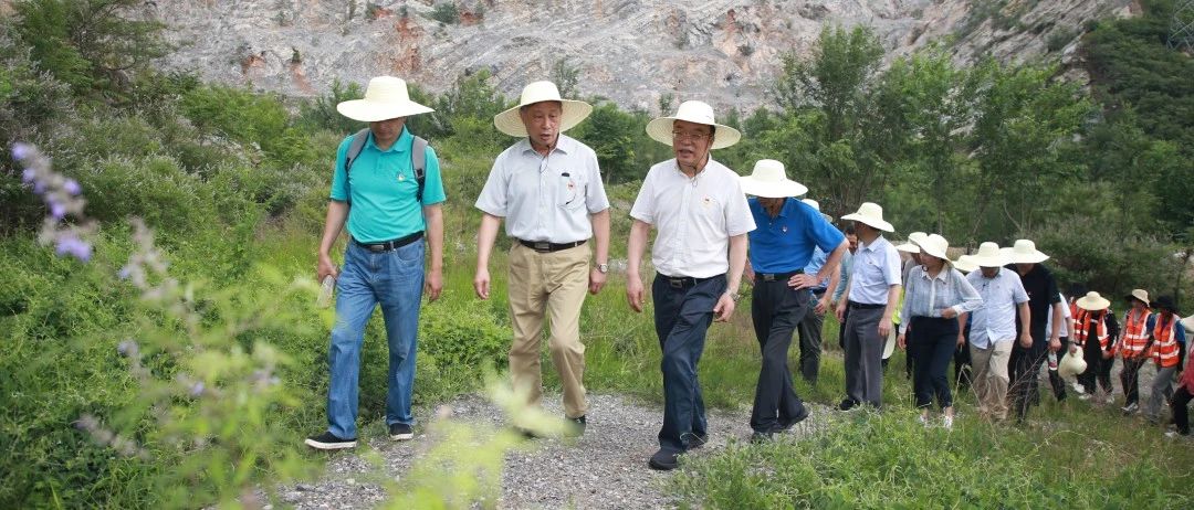 党旗在山谷中飘扬 | 教育部党史学习教育高校第一巡回指导组到周口店野外实习基地参加师生临时党支部活动