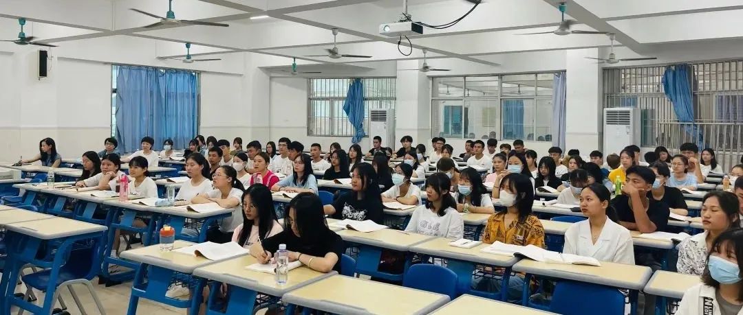 学校领导集体巡课 全力护航教学工作