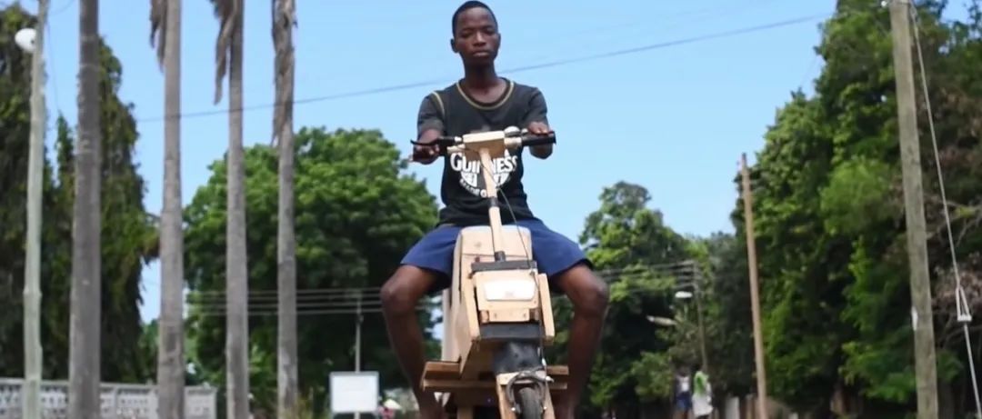 真·环保车！非洲男孩用木头制作太阳能电动车，能连电台放音乐，还支持蓝牙通话