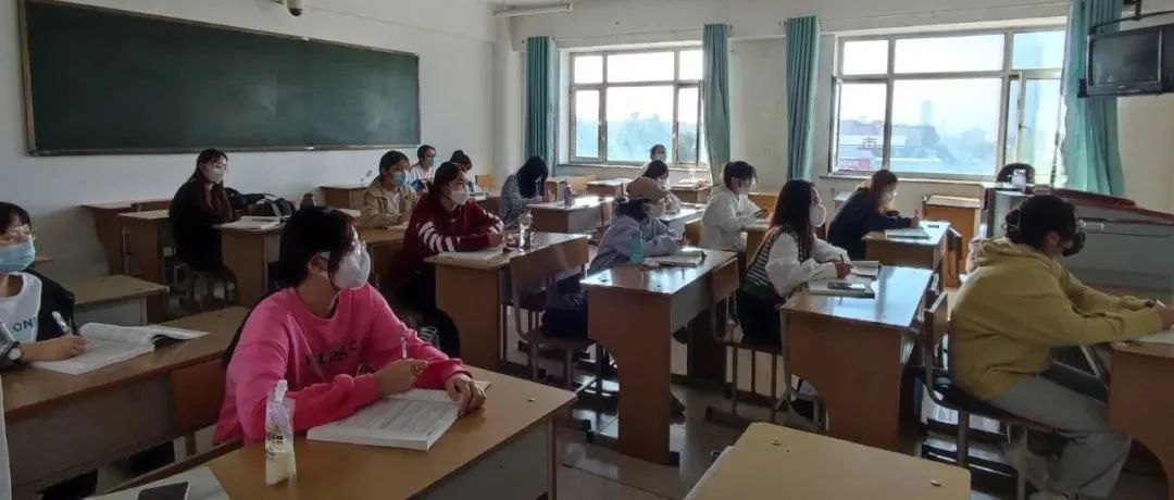 学生在校园 教学在云端