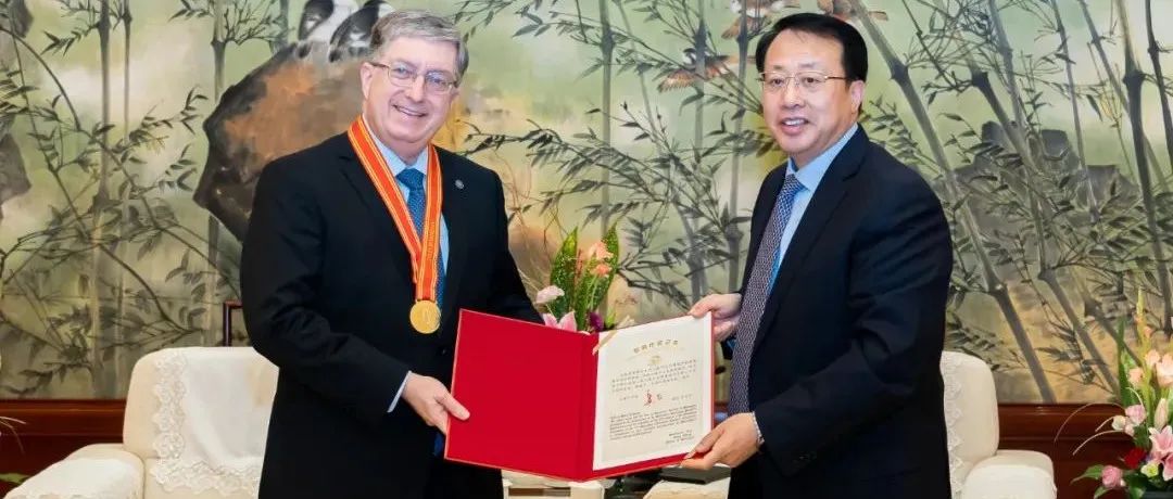 上纽大雷蒙校长荣获“上海市荣誉市民”称号！市长龚正颁授证章、证书并会见
