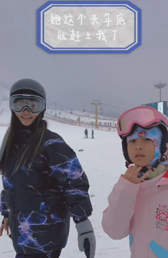 李小璐周末带女儿滑雪！9岁甜馨个头将超妈妈，拉手撒娇超级有爱