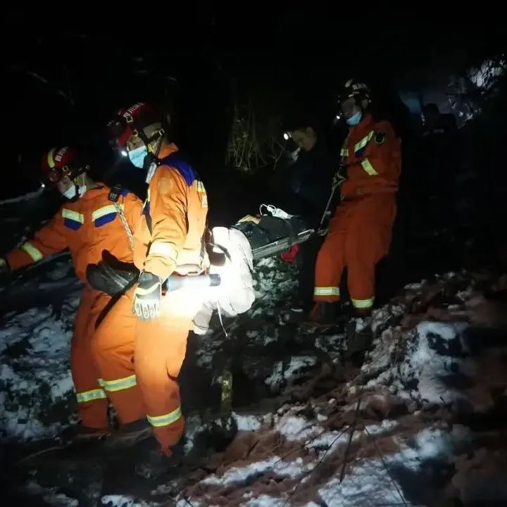 紧急救援！5名驴友零下10度被困深山