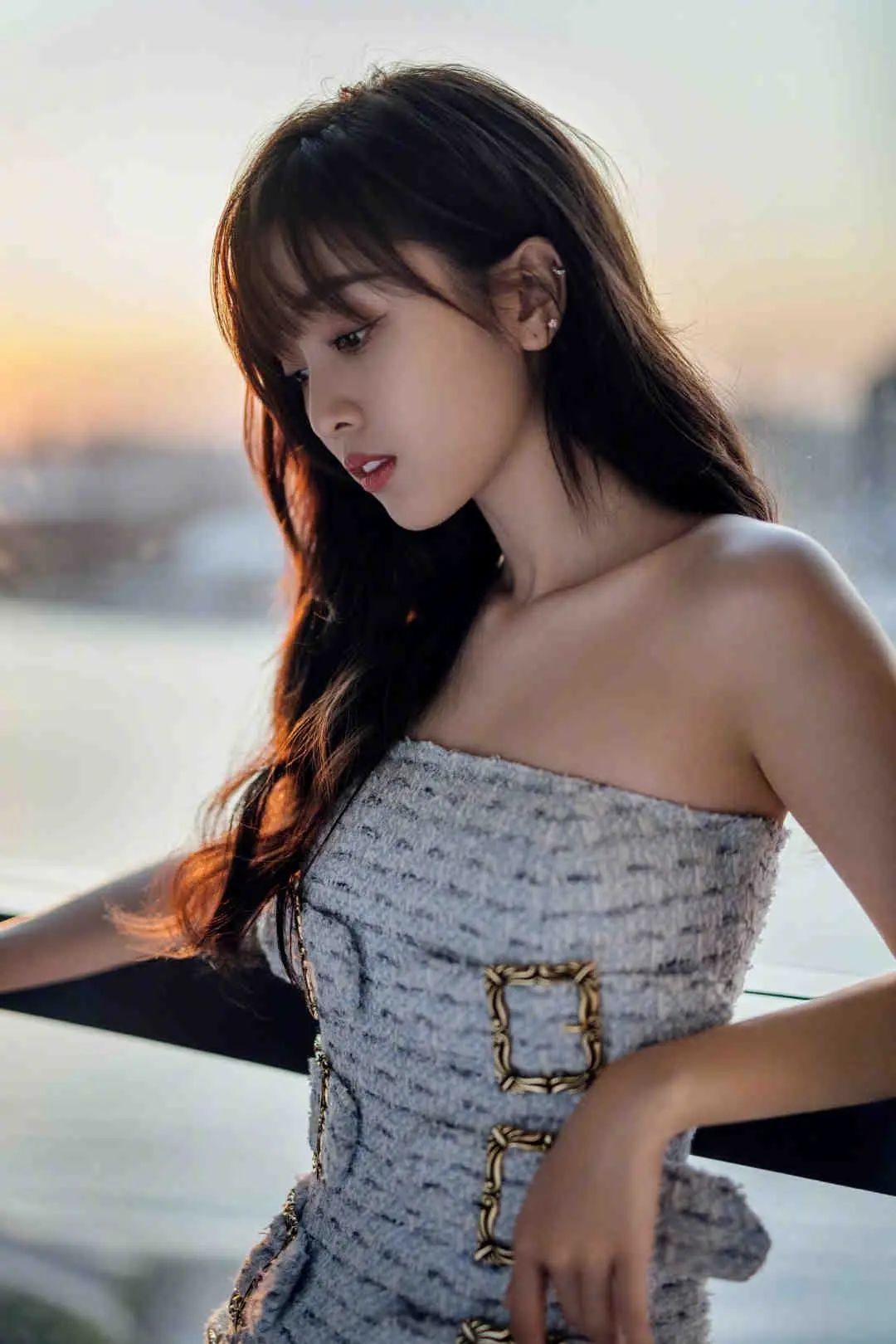 27岁吴宣仪轻熟魅惑，性感造型拍新大片，抹胸裙大秀好身材