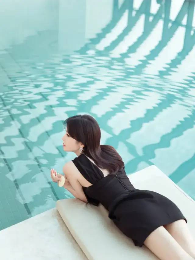 41岁秦岚晒泳池美照，穿露背裙身材曲线太撩人，尽显熟女魅力