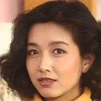 她是江南第一美女，曾迷倒王志文，后和小9岁靳东同居5年，今54岁再谈姐弟恋