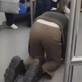 女乘客在地上爬行？杭州地铁发布情况说明：自述正进行行为艺术...