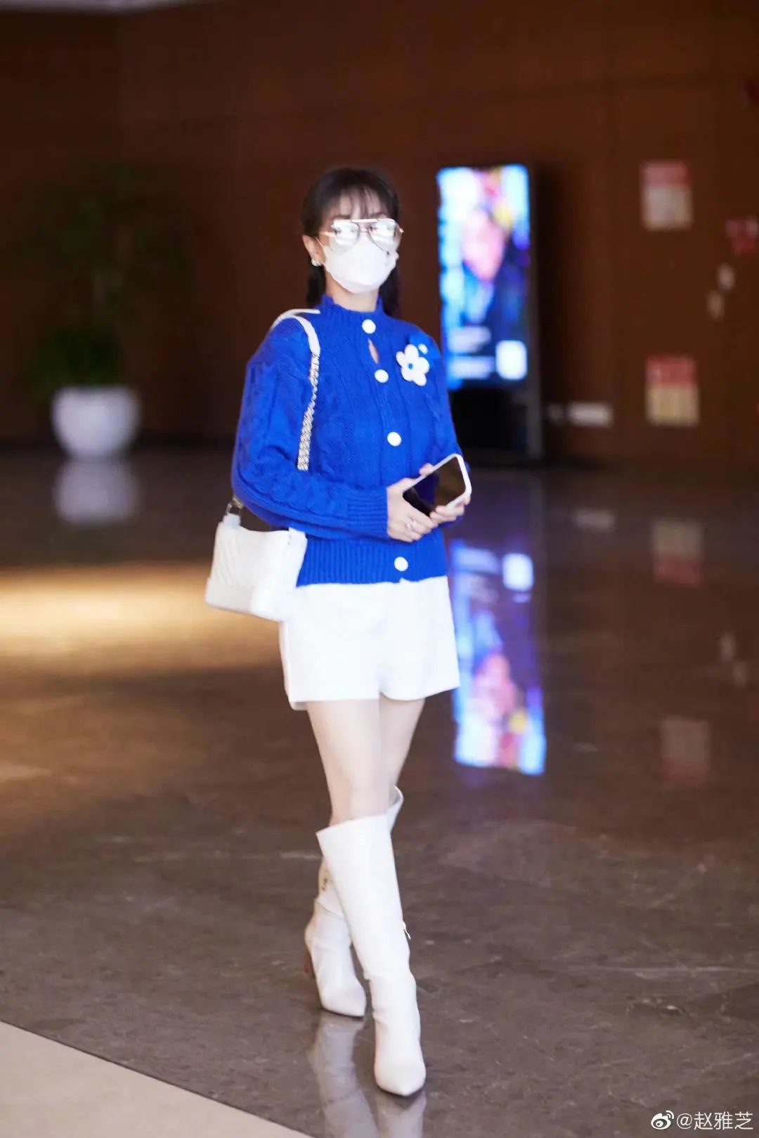 69岁赵雅芝新造型，蓝色针织开衫搭短裤，跨季节穿搭个性时髦！