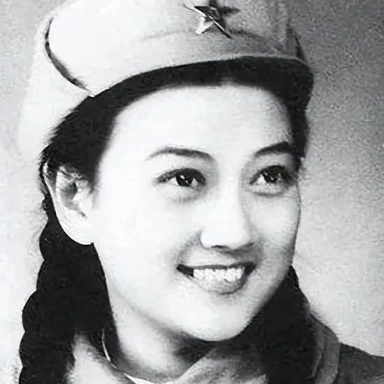 “最美女将军”王晓棠：无数影迷心中的白月光，一生坎坷传奇，88岁依然优雅坚强