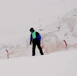 新疆城乡群众拥抱冰雪运动