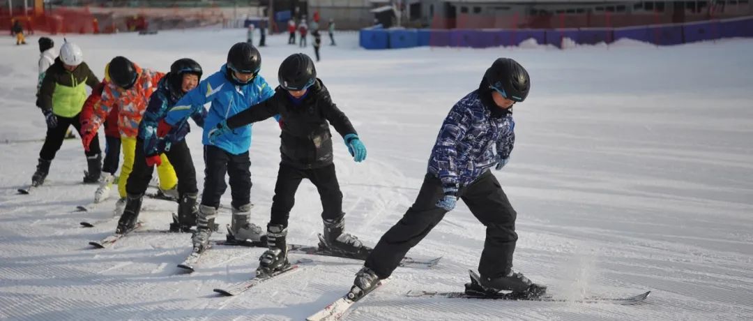玩冰雪运动，威虎山的小学用上了AI防护