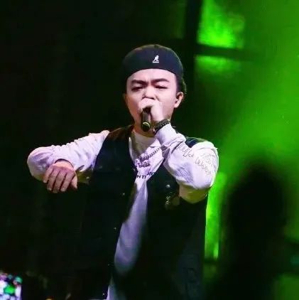 25岁当上国企科长，27岁开了全国巡演，这位上了央视的新世代rapper身怀两大绝技