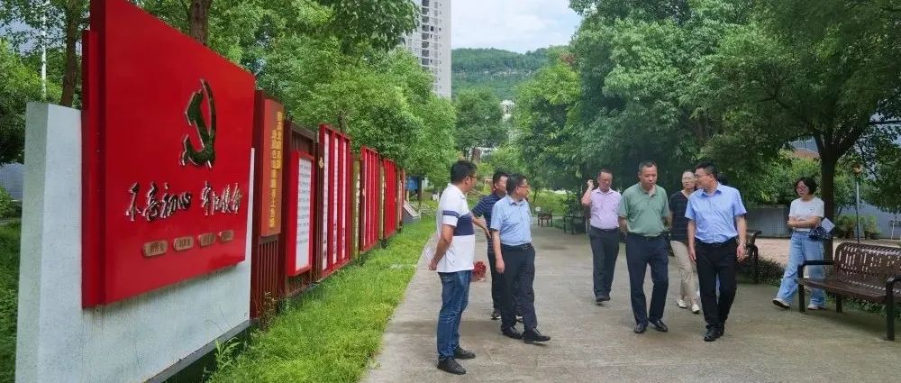 《四川党的建设》副总编辑谭友富调研通用职校党建工作