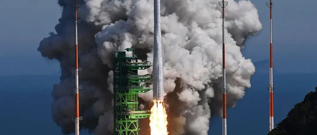 两度延期，韩国发射自研火箭，跻身全球第七卫星发射国！文在寅：下个目标是月球
