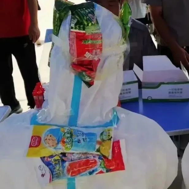 多地核酸采样人员中暑晕倒，有医护头绑雪糕