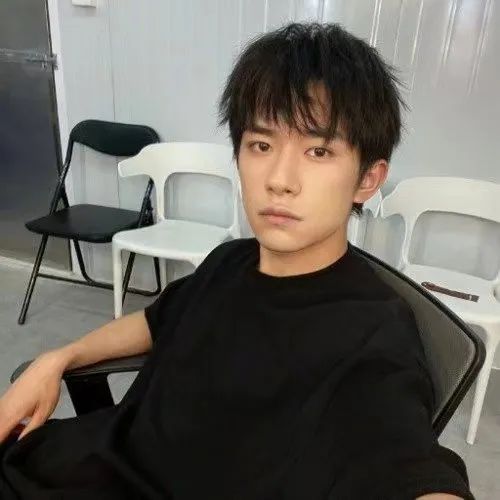 易烊千玺放弃入职，胡先煦称报考国家话剧院完全遵守规定