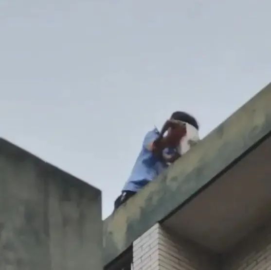 杭州一女童爬到七楼楼顶边缘，门还锁着！爸爸回到家后懵了…