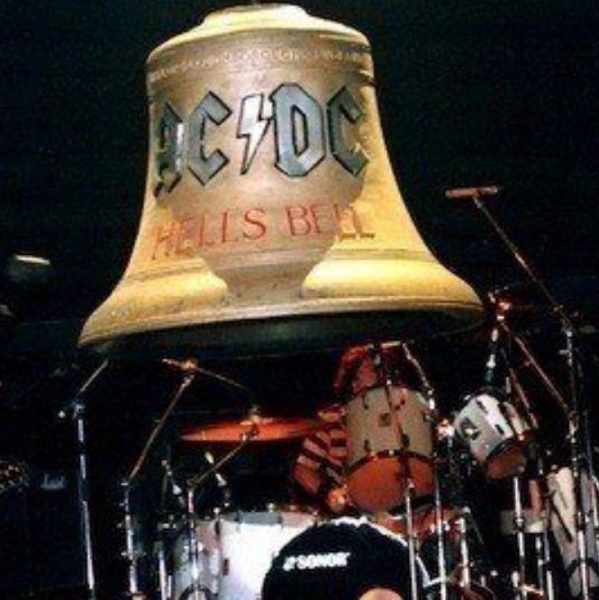 AC/DC：谁说主唱死了就得玩后摇