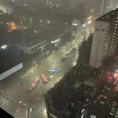 韩国首尔遭遇80年来最强特大暴雨，一中国公民在暴雨引发的山体滑坡中遇难