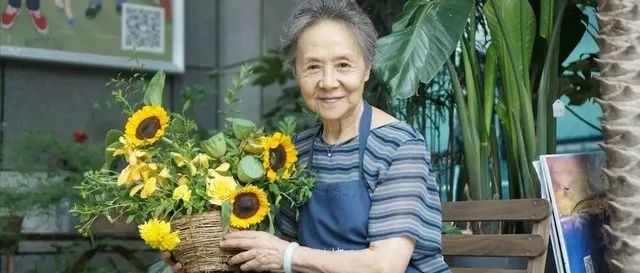 84岁拿影后，国民奶奶拒绝躺平退休：买不起1万1平米的房子，也听不了“人老不中用”的话