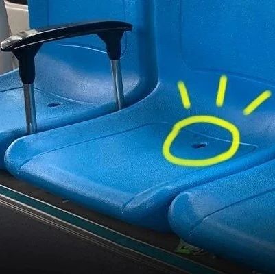 公交车的座椅上为什么有个洞？