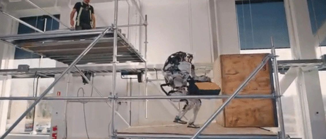 双足机器人的最新就业方向：波士顿动力机器人「进厂搬砖」了！