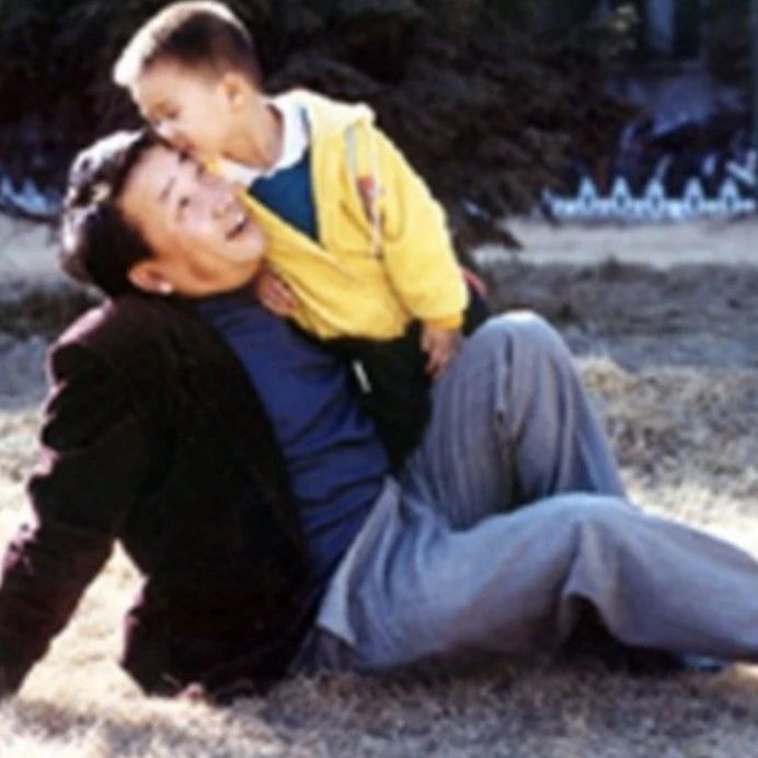 1998年，姜昆不顾妻子反馈，坚决收养6岁孤儿，如今这孩子成了他的骄傲