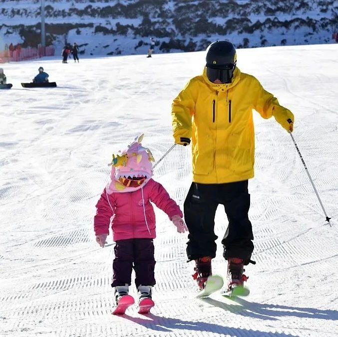 “滑雪场禁止游客教亲友滑雪”引热议，当地回应