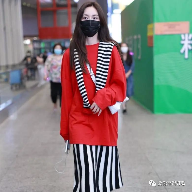 沈梦辰衣品真不错，红色长上衣配黑白条纹半身裙，时髦又有格调
