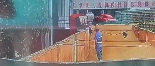 官方通报“工人在青岛啤酒原料仓小便”：装卸工被行拘