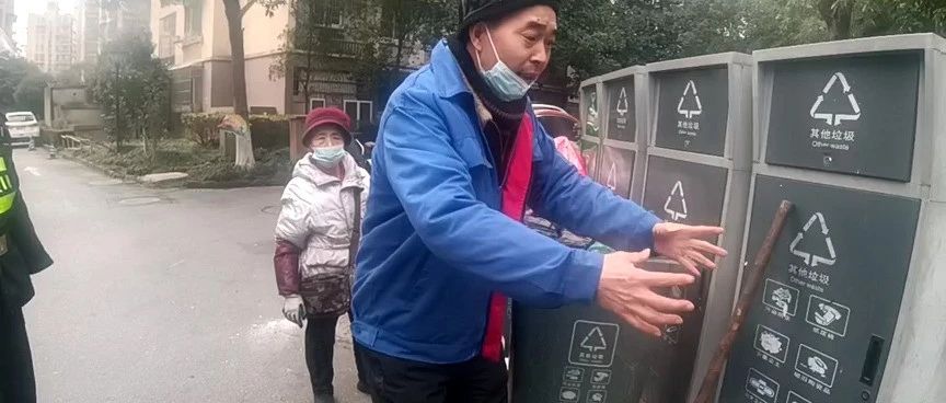 杭州一垃圾清运员捡万元现金​，报警后他跟民警要了一份特别的礼物