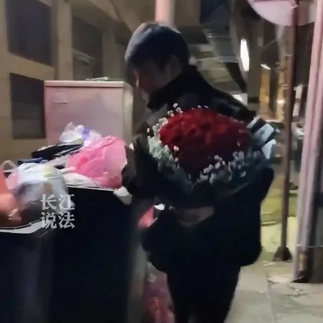 男子在垃圾桶旁捡玫瑰花送妻子，妻子：结婚了不在乎这些