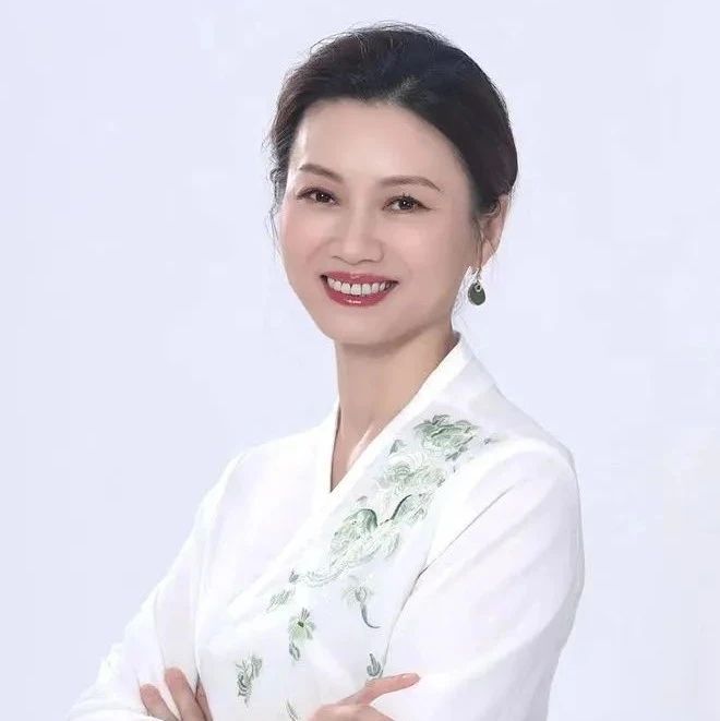 49岁“最美教授”又登央视：女人最高级的美，是什么