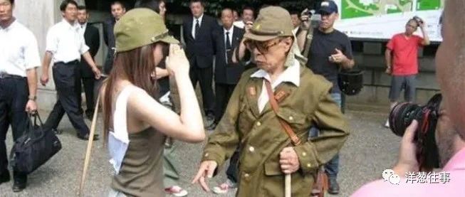 女子穿日本军服夜市嬉闹被拘留，网友：是我们玻璃心了吗？