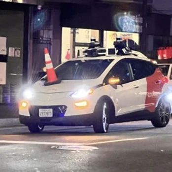 全无人Robotaxi被人当街搞瘫痪：无人车滚出旧金山，还我们安全街道