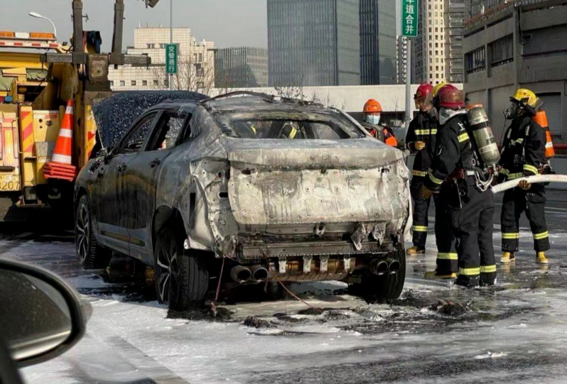 上海一WEY VV7 GT PHEV能源车高架自燃，整个车身被烧毁