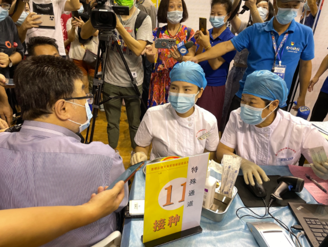 台湾学者邱毅在厦门接种科兴疫苗